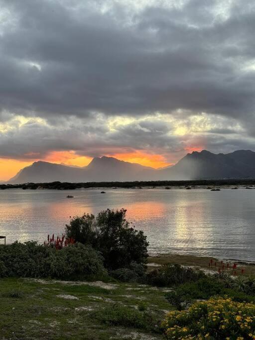 Sandown Synergy Lagoon House Villa Hermanus